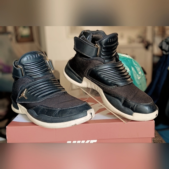 NIKE Jordan Generation 23 High Top  Trainers: Black/Gold, size 9 - Picture 1 of 3